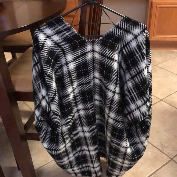 Beautiful Loft wrap. New with tags attached - Picture 3 of 3